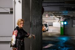 Adm.dir i NKF, Kirsti Kierulf, viser frem et tilfluktsrom som ikke lenger er i bruk.