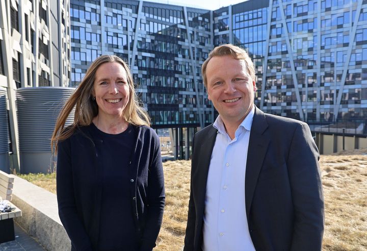 DFØs direktør Hilde Singsaas og direktør for Telias bedriftsmarked Jon Christian Hillestad signerte denne uken den nye avtalen.
