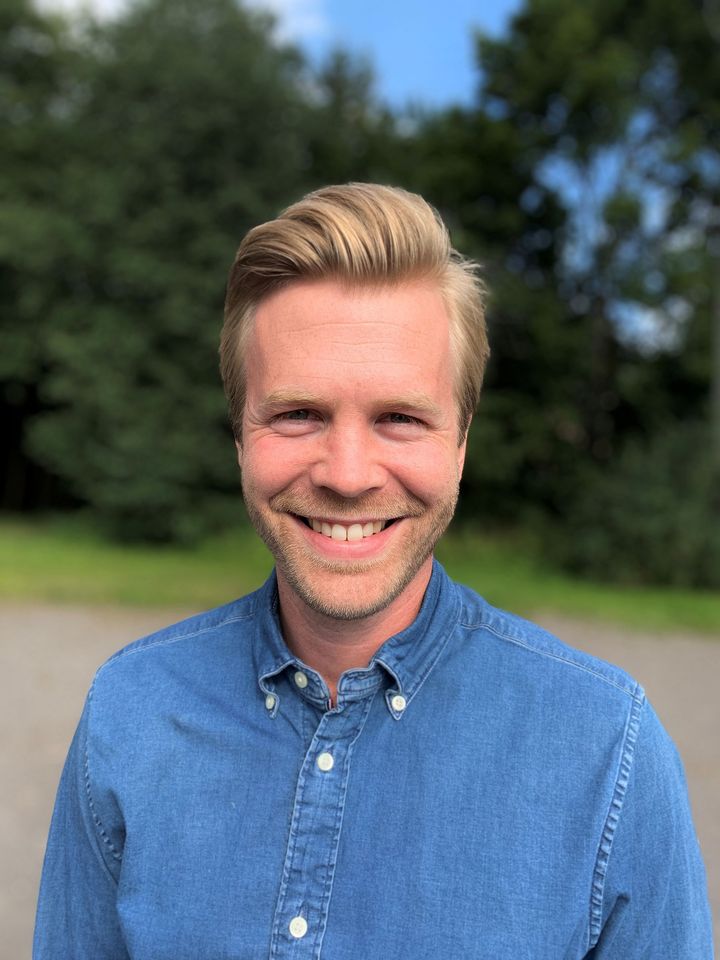 – Jeg gleder meg stort til å ta fatt på jobben, sier Jonatan Asplin, ny leder for OneCall og Mycall. Foto: Telia Norge