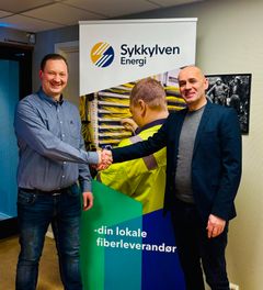 Fra venstre: Nikolai Støbakk Nordstrand, leder for avdeling Fiber i Sykkylven Energi AS, og Ola Engvik, ansvarlig for salg og markedsføring i Wholesale & Partners i Telia Norge. Daglig leder Per Arne Edvardsen i Sykkylven Energi var ikke til stede da bildet ble tatt.