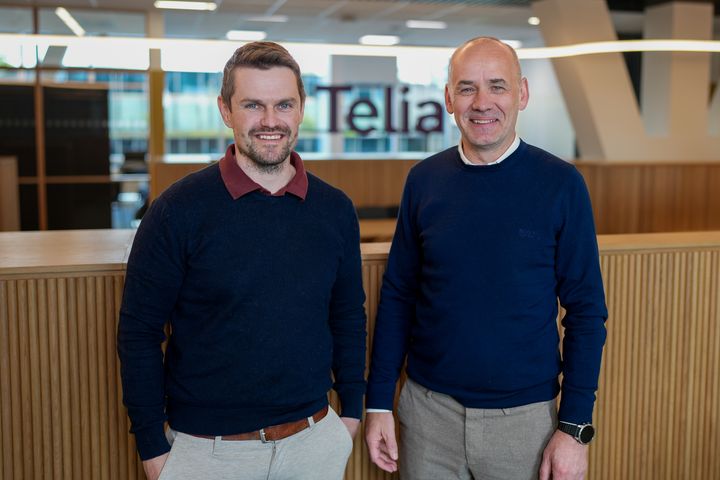Fra venstre: Sindre Andersen, daglig leder i Modum Kabel-TV og Ola Engvik, ansvarlig for salg og markedsføring i Wholesale & Partners i Telia Norge