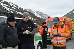 Representanter fra Telia sammen med beredskapsleder Tomas Muribø i Norsk Folkehjelp