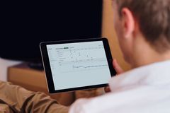 Person som holder et nettbrett med et diagram på skjermen.