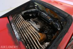 Bilen selges som prosjektbil med brannskade i motorrom. Et spennende prosjekt for den bilkyndige