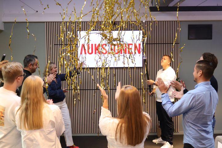 De%20ansatte%20p%E5%20Auksjonen%20feirer%20ny%20logo