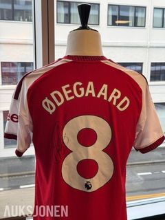 Martin Ødegaard auksjonerer nå bort en signert hjemmedrakt. Perfekt for enhver Arsenal-supporter eller draktsamler.
