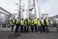 Carbon Centric, lokale og nasjonale myndigheter og samarbeidspartnere markerte åpningen av karbonfangstanlegget. Blant gjestene var den franske ambassadøren og representanter fra Technip, som eier den norske leverandøren Kanfa – en sentral partner i prosjektet.