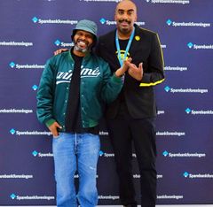 Yosef Wolde-Mariam i Madcon sammen med Josef Yohannes feirer lanseringen av The Urban Legend: Økonomiutgaven.