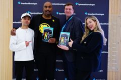 Rapper Omer Bhatti og tegneserieskaper Josef Yohannes sammen med Sparebankforeningens Magnus Eidem og Lejla Grinde under lanseringen av The Urban Legend: Økonomiutgaven.