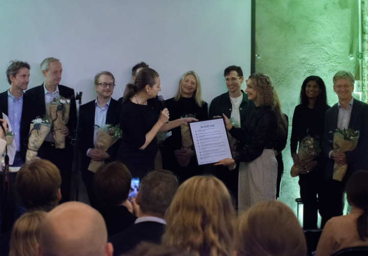 Utvalgsleder Silvija Seres overrakte på vegne av ekspertutvalget de ti bud til digitaliseringsminister Karianne Tung under lanseringsarrangement torsdag 23. oktober. Foto: Elise Ruud Andresen, privat