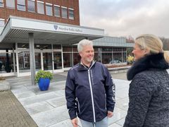 FrP ønsker å få den nye Politihøyskolen til Nordre Follo. Tønnes Steenersen, varaordfører og gruppeleder i FrP i Nordre Follo, i samtale med lokallagsleder Liv Lønnum utenfor rådhuset i Ski sentrum.