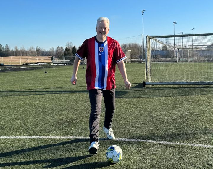 Tønnes Steenersen, gruppeleder for Fremskrittspartiet, FrP, og varaordfører i Nordre Follo. Her i den gamle landslagsdrakten som snart byttes ut med den nye landslagsdrakten før fotball VM i USA. Som mange andre venter han i kø på å få kjøpt de populære nye draktene som er lovet i nytt «opplag» om kort tid.