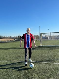 Tønnes Steenersen, gruppeleder for Fremskrittspartiet, FrP, og varaordfører i Nordre Follo. Her i den gamle landslagsdrakten som snart byttes ut med den nye landslagsdrakten før fotball VM i USA. Som mange andre venter han i kø på å få kjøpt de populære nye draktene som er lovet i nytt «opplag» om kort tid.