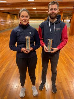 Jeanette Hegg Duestad og Jon-Hermann Hegg med sine kongepokaler.