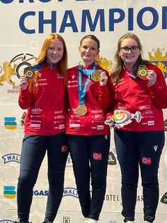 Jentene med laggull! F.v. Sanna Skarpodde Prestkvern, Pernille Nor-Woll og Synnøve Berg