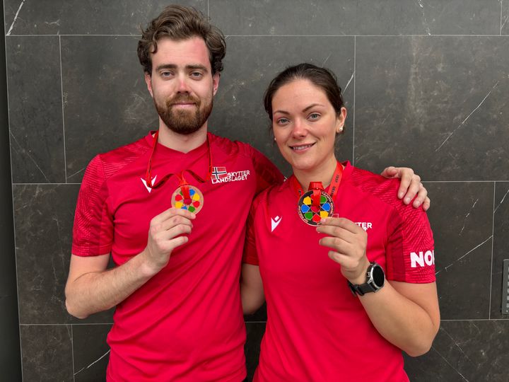 Jon-Hermann Hegg og Jeanette Hegg Duestad med sine bronsemedaljer i 10m lufttrifle blandet lag