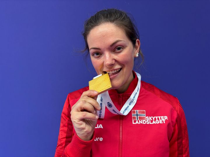 Jeanette Hegg Duestad med sin 25. World Cup medalje.