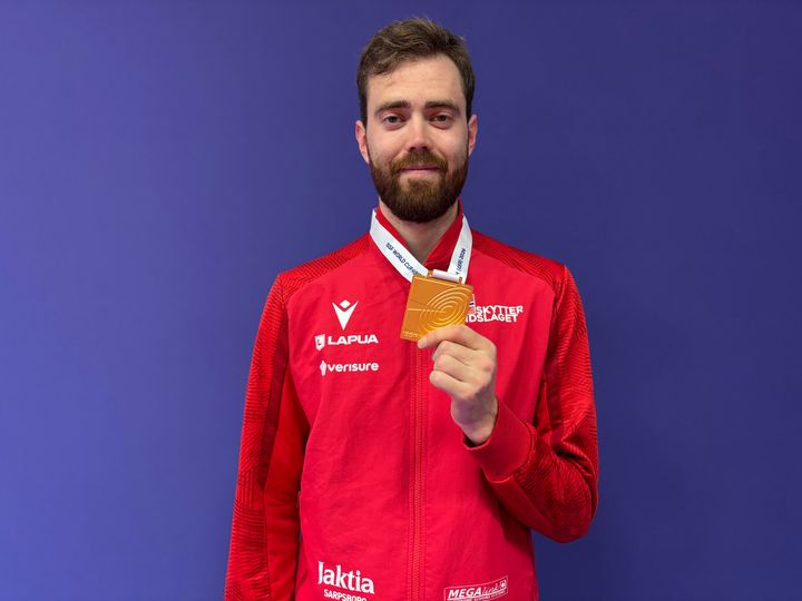 Jon-Hermann Hegg med gullet og sin 20. verdenscup medalje.