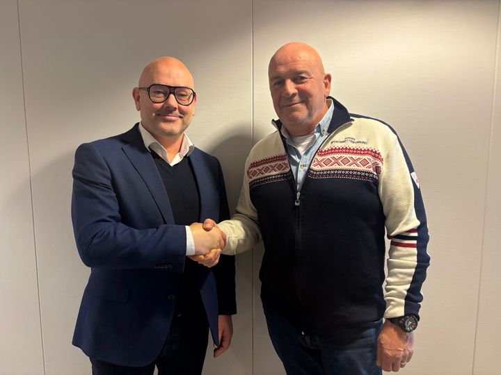 Bjørn Harald Vik (t.h), president i Norges Sportsskytterforbund ønsker den nye generalsekretæren velkommen.
