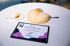 Diplom og kake for eMabler Award 2025