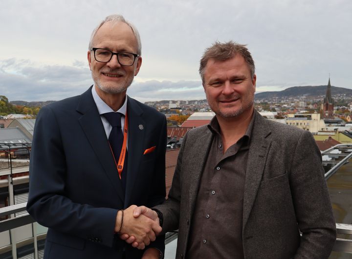 Arne Halaas, generalsekretær i Pensjonistforbundet, og Mads Notkevich, daglig leder i Balder Forsikring møttes i Oslo for å signere avtalen.