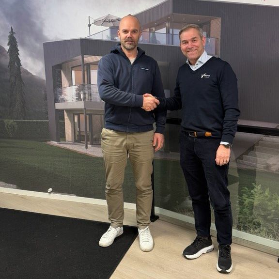 Styreleder i Vang Bygg John-Ivar Myhre (t.v.) ønskes velkommen til Norgeshus av Regionsjef Øst, Jan-Erik Kringlebotn.