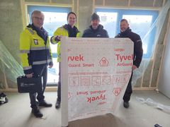 Dette er smart dampsperre som er brukt i prosjektet Fra venstre: Jørgen Young, Isola Åsmund Strandgård, Isola Harald Frøysnes, Norgeshus Kodal Bygg AS Bengt Andersen, Norgeshus Kodal Bygg AS