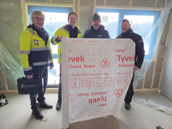 Dette er den smarte dampsperren som er brukt i prosjektet. Fra venstre:  Jørgen Young, Isola Åsmund Strandgård, Isola Harald Frøysnes, Norgeshus Kodal Bygg AS Bengt Andersen, Norgeshus Kodal Bygg AS