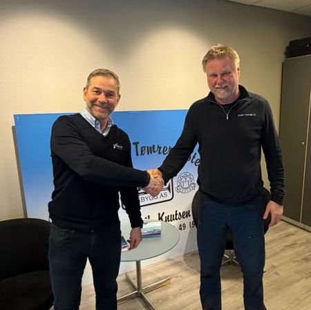 Regionssjef i Norgeshus Jan Erik Kringlebotn ønsker Svein Erik Knutsen fra Profil Trebygg velkommen til kjeden.
