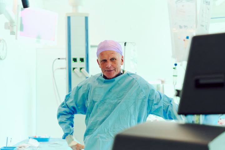 En person i operasjonsklær står i en operasjonsstue.