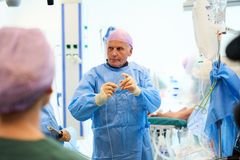 En kirurg i operasjonsstue med medisinsk utstyr.