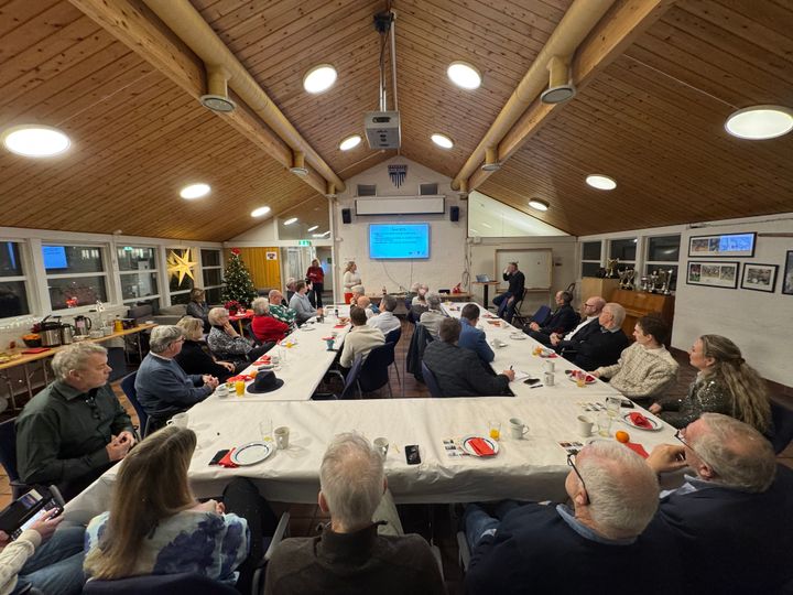 Fullt hus med presse, ulike organisasjoner, utviklere, idretten og kirken med flere samlet seg i dag. Videre var det god deltakelse fra de sentrale politikerne i flertallspartiene i Nordre Follo. Tema var oppsummering av året på dagens pressefrokost på Kolbotn Idrettslag sitt klubbhus på Sofiemyr. Foto: Bjørn Richard Johansen.