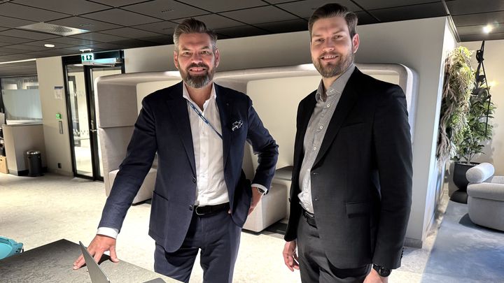 BANEBRYTENDE: Steinar Nielsen, administrerende direktør i Intrum, og Ole Kristian Haug, COO i Bislab, lanserer nå sammen et markedsledende kredittvurderingsverktøy, i tillegg til et unikt antisvindel-produkt for bedrifter. FOTO: Hanne Werner Nilsson.