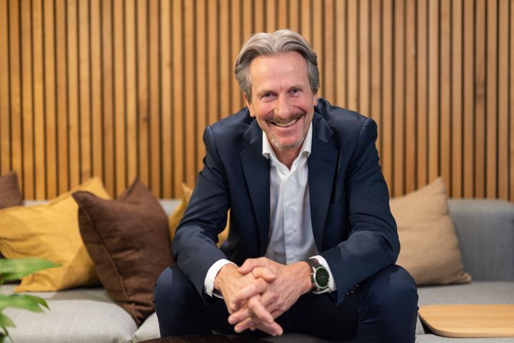 For en drøy uke siden ble Cedra Norge lansert. I dag farges ti tidligere KPMG-kontorer i Cedra-grønt. Det får Cedra Norge-sjef Torgeir Dahle til å smile. Foto: Catapult.