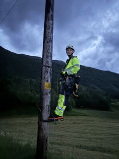 Oliver som har sommarjobb har vore lærlig i Linja og tok fagbrevet i 2024. Han studerer ved NTNU i Trondheim og syns det er kjekt å få bruke sommaren på å jobbe med tidlegare kollegaer på Nordfjordeid.