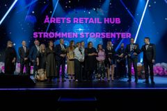 En glad gjeng fra Thon Senter Strømmen mottok prisen som Årets Retail Hub 2025 torsdag kveld.