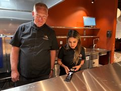 Roy Mindor Småvik og Shirin Spaneus gjør seg klar til åpning av Sabrura Strømmen