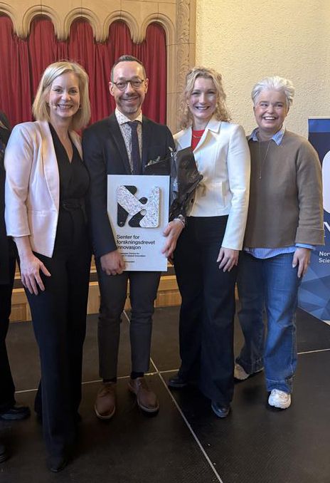 Paolo Zanaboni flankert av forsknings- og høyere utdanningsminister Sigrun Aasland, digitaliseringsminister Karianne Tung og senterleder Line Linstad ved Nasjonalt senter for e-helseforskning under tildelingen ved NTNU i Trondheim. Foto - Privat