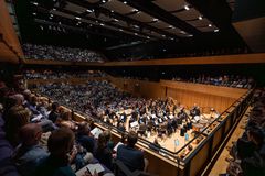 Konsertsalen i Kilden teater og konserthus fylt til randen under Kristiansand Symfoniorkesters sesongåpning av sesongen 2025/26.