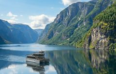Illustrasjon av en av Brim Explorers to nye helelektriske, høyhastighetstrimaraner som er under bygging ved Herde Kompositt