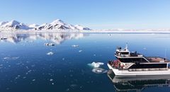 Arne Haugland gjennomfører verdens nordligste døds fra broen på MS Bard ved Borebreen på Svalbard