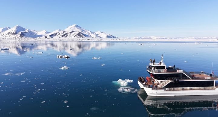 Arne Haugland gjennomfører verdens nordligste døds fra broen på MS Bard ved Borebreen på Svalbard