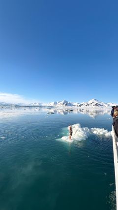 Arne Haugland og Jeremy Nicollins etter å ha gjennomført verdens nordligste døds fra MS Bard ved Borebreen på Svalbard