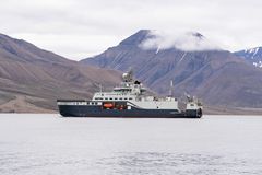 FF Kronprins Haakon på utseiling fra kullkaia i Longyearbyen.