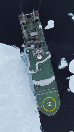 Et skip med navnet "Kronprins Haakon" navigerer gjennom isflak.