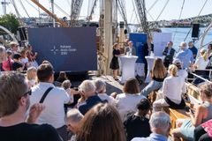 Et panel diskuterer Polhavet 2050 på et skipsdekk under Arendalsuka, med publikum til stede.