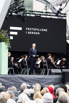 – Kultur, gode venner, kan bidra til fred, sa Støre i sin tale fra scenen på Torgallmenningen.
