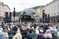 Tusenvis møtte opp til åpningsseremonien til Festspillene i Bergen.