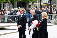 Kronprins Haakon ankommer Den blå stein på Olav V's plass. Fra venstre: Kronprins Haakon, statsminister Jonas Gahr Støre, kultur- og likestillingsminister Lubna Jaffery og Bergens ordfører Marit Warncke.