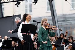Sopran Victoria Randem og fiolinist Alma Serafin Kraggerud spiller Ole Bulls «Sæterjentens søndag», og dirigent Arvid Engegård dirigerer Ungdomssymfonikerne Kammer.